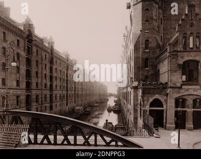 W. Mauke & Sons, Georg Koppmann, Hamburg. Freeport-Lager bei Kehrwiederfleth, Block L. und Staatsspeicher aus dem Hamburger Portfolio. Aus dem Freihafengebiet, aufgenommen und herausgegeben von G. Koppmann & Comp, Staatliche Landesbildstelle Hamburg, Sammlung zur Geschichte der Fotografie, Papier, Kollotyp, Bildgröße: Höhe: 22.9 cm; Breite: 30.6 cm, beschriftet: recto u.: Bedruckt auf Trägerkarton: Hamburg, Freeport-Lager Kehrwiederfleth, Block L. und Staatsspeicher.; Fotografie von G. Koppmann & Comp, Hamburg. Fotografiert Hamburg, November 1888, Architekturfotografie, Lagerhaus Stockfoto