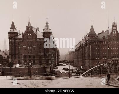 W. Mauke & Sons, Georg Koppmann, Hamburg. Freeport-Lager in Kehrwiederfleth, Block A. und I. aus dem Hamburger Portfolio. Aus dem Freihafengebiet, aufgenommen und herausgegeben von G. Koppmann & Comp, Staatliche Landesbildstelle Hamburg, Sammlung zur Geschichte der Fotografie, Papier, Kollotyp, Bildgröße: Höhe: 22.8 cm; Breite: 30.6 cm, beschriftet: recto u.: Bedruckt auf der Trägerkarton: Hamburg, Freeport-Lager Kehrwiederfleth, Block A. und I.; Foto von G. Koppmann & Comp, Hamburg. Fotografiert Hamburg, November 1888, Architekturfotografie, Stadt, Blick auf die Stadt (veduta), Hafen Stockfoto