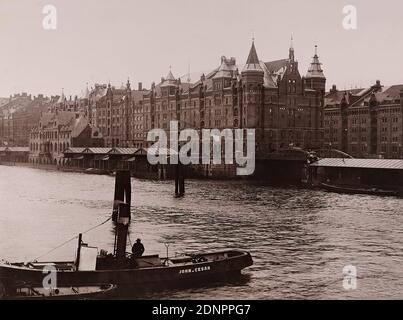 W. Mauke & Sons, Georg Koppmann, Hamburg. Freeport Warehouses, Block A. und I, Zollabfertigungsstellen am Binnenhafen aus dem Hamburger Portfolio. Aus dem freien Hafengebiet, aufgenommen und herausgegeben von G. Koppmann & Comp, Staatliche Landesbildstelle Hamburg, Sammlung zur Geschichte der Fotografie, Papier, Kollotyp, Bildgröße: Höhe: 22.9 cm; Breite: 30.7 cm, beschriftet: recto u.: Auf der Trägertafel gedruckt: Hamburg, Freihafenlager, Block A. und I, Zollabfertigungsstellen am Binnenhafen; Foto: G. Koppmann & Comp, Hamburg. Fotografiert Hamburg, November 1888, architektonisch Stockfoto