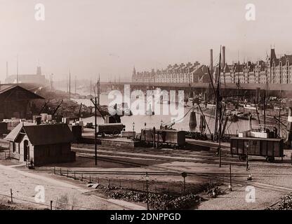 W. Mauke & Sons, Georg Koppmann, Hamburg. Sandthorhafen mit den freien Hafenlagern aus dem Hamburger Portfolio. Aus dem freien Hafengebiet, aufgenommen und herausgegeben von G. Koppmann & Comp, Staatliche Landesbildstelle Hamburg, Sammlung zur Geschichte der Fotografie, Papier, Kollotyp, Bildgröße: Höhe: 22.1 cm; Breite: 30.7 cm, beschriftet: verso und: Bedruckt auf der Trägerkarton: Hamburg. Sandthorhafen mit den freien Hafenlagern, Foto: G. Koppmann & Comp, Hamburg. Fotografiert Hamburg, November 1888, Architekturfotografie, Stadt, Blick auf die Stadt (veduta), Hafen, Lagerhaus (Hafen Stockfoto