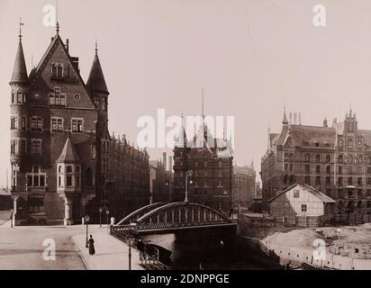 W. Mauke & Sons, Georg Koppmann, Hamburg. Freeport-Lager, Block O. G. und H. aus dem Hamburger Portfolio. Aus dem freien Hafengebiet, aufgenommen und herausgegeben von G. Koppmann & Comp, Staatliche Landesbildstelle Hamburg, Sammlung zur Geschichte der Fotografie, Papier, Kollotyp, Bildgröße: Höhe: 22.6 cm; Breite: 30.8 cm, beschriftet: recto u.: Auf der Trägertafel: Hamburg. Freeport Lagerhäuser, Block O. G. und H, Fotografie von G. Koppmann & Comp, Hamburg. Fotografiert Hamburg, November 1888, Architekturfotografie, Stadt, Stadtansicht (veduta), Lagerhaus (Hafen Stockfoto