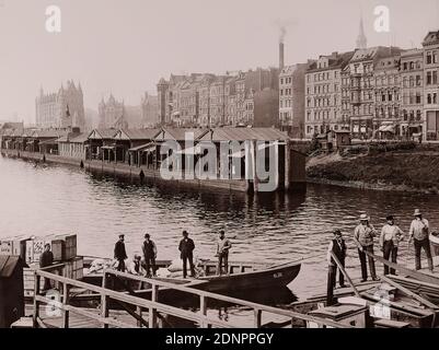 W. Mauke & Sons, Georg Koppmann, Hamburg. Schwimmende Zollhäuser am Brookthorquai aus dem Hamburger Portfolio. Aus dem freien Hafengebiet, fotografiert und herausgegeben von G. Koppmann & Comp, Staatliche Landesbildstelle Hamburg, Sammlung zur Geschichte der Fotografie, Papier, Kollotyp, Bildgröße: Höhe: 22.1 cm, auf der Trägertafel bedruckt: Hamburg. Schwimmende Zollhäuser am Brookthorquai; Fotografie von G. Koppmann & Comp, Hamburg. Fotografiert Hamburg, November 1888, Architekturfotografie, Stadt, Stadtansicht (veduta), Hafen, Lagerhaus (Hafen Stockfoto