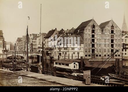 W. Mauke & Söhne, Georg Koppmann, Schaarthorsbrücke und Rückansicht des alten Waisenhauses aus dem Folder Hamburg 1884. Ansichten aus dem zu legenden Stadttheil, Albumin-Papier, schwarz-weiß-positiver Prozess, Bildgröße: Höhe: 27.2 cm; Breite: 38.5 cm, beschriftet: recto u.: Aufdruck auf Trägerkarton: Photographie von G. Koppmann & Co, Hamburg - aufgenommen im September 1884, SCHAARTHORSBRÜCKE UND HINTERE ANCHERE ANCHORSENHAUSE, Architekturfotografie, Stadt, Stadtansicht (veduta), Hafen, Boot, Lagerhaus (Hafen), Brücke in einer Stadt über Fluss, Kanal etc., Firmenzeichen, Kanäle, Gewässer Stockfoto