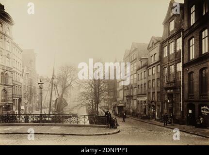 W. Mauke & Söhne, Georg Koppmann, Holländischer Brook aus dem Folder Hamburg 1884. Ansichten aus dem Stadttheil zum Ablegen, Albumin-Papier, schwarz-weiß-positiver Prozess, Bildgröße: Höhe: 27 cm; Breite: 38.7 cm, beschriftet: recto &: Aufdruck auf Trägerkarton: Photographie von G. Koppmann & Co, Hamburg - aufgenommen im September 1884, HOLLANDISCHER BACH, Architekturfotografie, Stadt, Stadtansicht (veduta), Straßen und Plätze, Brücke in einer Stadt über Fluss, Kanal etc, Wohnhaus, mehrstöckiges Haus, Fassade, Haus, Gebäude, Firmenzeichen, Stadtbewohner, Urbanite, Kutsche, Fracht Stockfoto