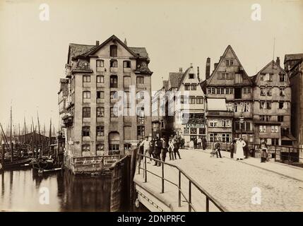 W. Mauke & Söhne, Georg Koppmann, hohe Brücke aus dem Folder Hamburg 1884, Ansichten aus dem zu legenden Stadttheil, Albumin-Papier, schwarz-weiß-positiver Prozess, Bildgröße: Höhe: 27 cm; Breite: 38.7 cm, beschriftet: recto und bedruckt auf der Trägerkarton: Photographie von G. Koppmann & Co, Hamburg - aufgenommen im September 1884., HOHEBRÜCKE, Architekturfotografie, Stadt, Stadtansicht (veduta), Straßen und Plätze, Brücke in einer Stadt über Fluss, Kanal etc., Stadtbewohner, Stadtbewohner, Wohnhaus, mehrstöckiges Haus, Fassade, Haus, Gebäude, Giebel, Fachwerkhaus, Firmenschild Stockfoto