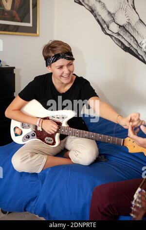 Junge Frau Gitarre spielen Stockfoto