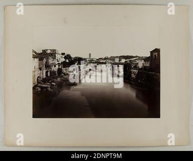 Giorgio Sommer, Rome - View from Ponte Fabricio over the Tiber, albumin paper, black and white positive process, image size: height: 18,60 cm; width: 25,80 cm, in lead: Rome, travel photography, city, city view (veduta), bridge, viaduct or aqueduct, river Stockfoto