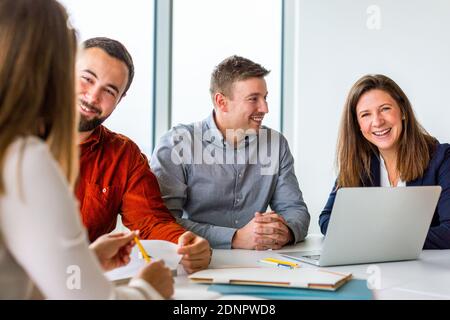 Mitarbeiter während der Geschäftsbesprechung Stockfoto