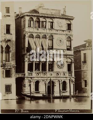 Paolo Salviati, Fassade des Palazzo Dario am Canal Grande, Albumin-Papier, schwarz-weiß-positiv, Bogenmaß: Höhe: 24.70 cm; Breite: 20.00 cm, beschriftet: recto und: Kopiert: PZO DARIO Po SALVIATI VENEZIA, Architekturfotografie, Reisefotografie, Fassade, Haus, Gebäude, Kanal Stockfoto