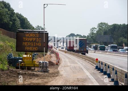 Mobiles, variables Hinweisschild bei Straßenarbeiten auf der M1 Autobahn, England.