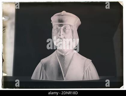 Wilhelm Weimar, portrait bust of a man, glass negative, black and white negative process, total: height: 17.8 cm; width: 12.8 cm, numbered: left: in black ink: 174. sculpture, sculpture, sculpture, sculpture art, portrait, man, headgear, clothing, bust, bust Stock Photo