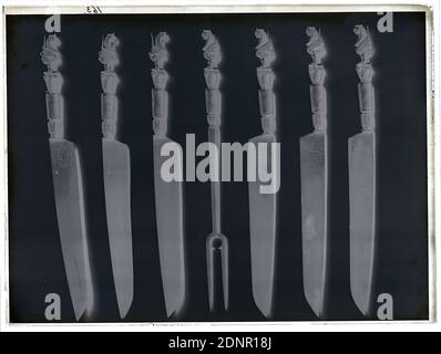 Wilhelm Weimar, Besteck, Glas negativ, schwarz-weiß Negativverfahren, gesamt: Höhe: 23.8 cm; Breite: 18 cm, nummeriert: Oben links. : in schwarzer Tinte: 163, Tafelgeschirr, Kunsthandwerk, Kunstgewerbe, Industriedesign, Werk der angewandten Kunst (Metalle), Tafelmesser, als gelernter Kupferstecher und Absolvent der Kunstgewerbeschule Stockfoto