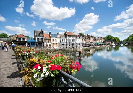 Straße „Rue de la Dodane“ und Quai Belu Amiens Stockfoto