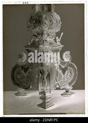 Wilhelm Weimar, Fußaltar Leuchter, Glas negativ, schwarz-weiß Negativ Verfahren, gesamt: Höhe: 23.8 cm; Breite: 17.8 cm, nummeriert: Oben links. : in schwarzer Tinte: 334, Kunsthandwerk, Kunstgewerbe, Industriedesign, Engel (christliche Religion Stockfoto