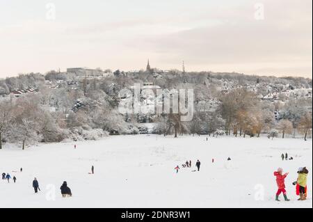 Nach einem nächtlichen Schneefall können die Leute auf dem Parliament Hill Schlittenfahren. Blick von der Spitze des Parliament Hill in Richtung Highgate. Parliament Hill, Hampstead Heath, London, Großbritannien. Januar 2010 Stockfoto