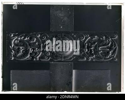 Wilhelm Weimar, filling frieze, Lüneburg Room, glass negative, black and white negative process, total: height: 23,8 cm; width: 17,8 cm, numbered: top left: in black ink: 1003, head, face, plant ornaments, tendril ornament, work of applied art (wood, z. e.g. panelling), arts and crafts, industrial design, architectural details Stock Photo