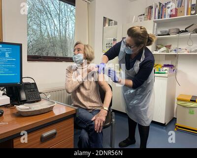 Beryl Seal (83) einer der ersten Covid 19 vac Cine Empfänger, sheffield, UK. Stockfoto