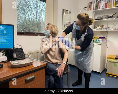 Beryl Seal (83) einer der ersten Covid 19 vac Cine Empfänger, sheffield, UK. Stockfoto