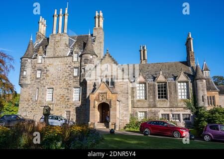 Lauriston Castle, ein Turmhaus aus dem 16. Jahrhundert, in Cramond, Edinburgh, Schottland, Großbritannien Stockfoto