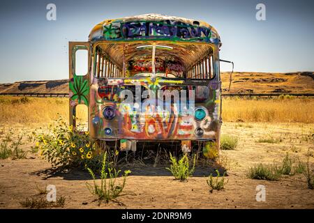 Verlassene Bus mit Graffiti bedeckt Stockfoto