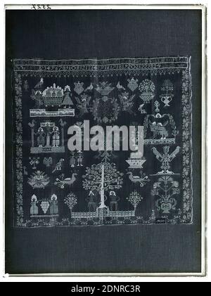 Wilhelm Weimar, Probenehmer, Glasnegativ, schwarz-weiß Negativverfahren, gesamt: Höhe: 23,8 cm; Breite: 17,8 cm, nummeriert: Oben links: In schwarzer Tinte: 2527. Angewandte Kunst (Textilien), Ornamente, Buchstaben, Alphabet, Schrift, Zahlen, Blumenschmuck, Vögel, Tiere als Ornamente, Pflanzenschmuck, Adam und Eva im Paradies, Pfau, Engel (christliche Religion), Frau, Adler (Vögel), Kreuzigung, Kunsthandwerk, angewandte Kunst, Industriedesign auf Fotografie Stockfoto