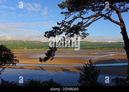 Blick vom Dorf Portmeirion auf die Mündung des Flusses Dwyryd in Gwynedd, Nordwales, Vereinigtes Königreich: Stockfoto