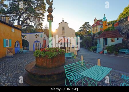 In Portmerion sind die Gebäude farblich gewaschenen Ocker, Terrakotta, Primrose oder Dunkelblau. Sonne Stockfoto