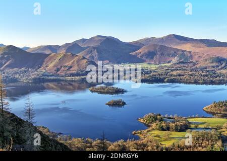 Ein Blick auf Derwentwater und das Coledale Horeshoe von Walla Klippe an einem sonnigen Wintertag Stockfoto