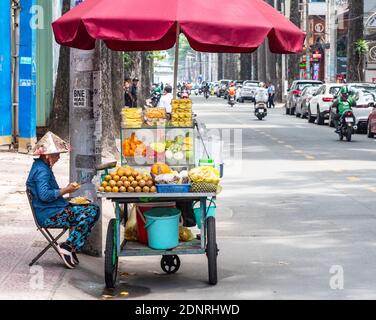 Straßenverkäufer, der Obst im Bezirk 1, Ho Chi Minh City, Vietnam verkauft Stockfoto