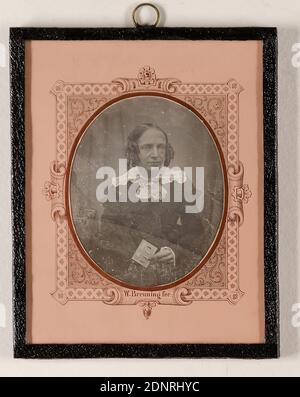 Wilhelm Breuning, Frau, Daguerreotypie, Bildgröße: Höhe: 7,20 cm; Breite: 5,90 cm, Recto: Gedruckt auf Passepartout W. Breuning fec; rückseitig: Etikett durchgestrichen 1015/4, Porträtfotografie, halblanges Porträt, historische Person, Frau, sitzende Figur Stockfoto