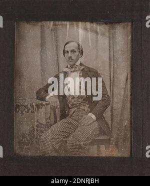 Johann Anton Völlner, junger Mann, Daguerreotypie, Bildgröße: Höhe: 7,50 cm; Breite: 6,50 cm, in Tinte: Hersteller, Porträtfotografie, Mann, sitzende Figur, Ganzkörperportrait Stockfoto