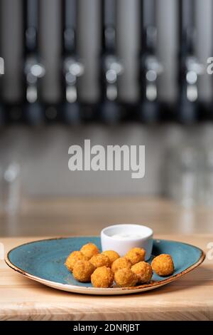 Kartoffelkroketten: Kartoffelpüree mit panierten und frittierten Kugeln, serviert mit verschiedenen Soßen. Speicherplatz kopieren. Menü für Bier im Restaurant Stockfoto