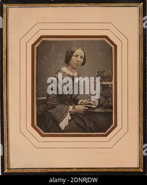 Wilhelm Breuning, Frau, Daguerreotypie, Bildgröße: Höhe: 7,00 cm; Breite: 5,80 cm, rückseitig: In schwarzer Tinte: D. p. 239, Aufkleber des Fotografen: Daguerreotypie Studio und Fotoinstitut W. Breuning Steindamm 144 St. Georg Hamburg, mit blauem Kugelschreiber auf Etikett: Porträtfotografie, Halbportrait, historische Person, Frau, sitzende Figur, Armpositionen, Gesten Stockfoto