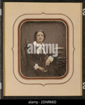 Wilhelm Breuning, Frau, Daguerreotypie, Bildgröße: Höhe: 7,10 cm; Breite: 5,90 cm, in schwarzer Tinte: D. p. 338, Etikett nummeriert: 24, in schwarzer Tinte: 1856, Etikett: verso: Photographisches Institut & Daguerreotyp Atelier von Wilhelm Breuning St. Georg Steindamm Nr. 144 Hamburg, Porträtfotografie, halblanges Porträt, historische Person, Frau, sitzende Figur Stockfoto