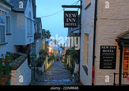 Clovelly ist ein privat geführtes Dorf in North Devon. Die gepflasterte Hauptstraße schlängelt sich den Hang hinunter. Stockfoto
