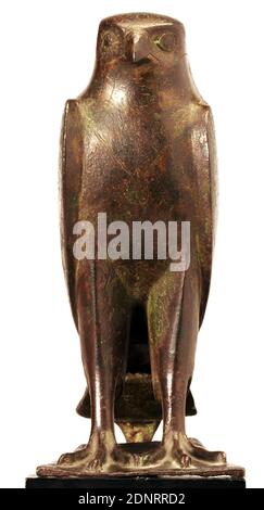 Horus Falke, Bronze, gegossen, gejagt, Bronze, Gesamt: Höhe: 22 cm; Breite: 9.5 cm; Tiefe: 21.8 cm, kleine Skulpturen/Kleinkunst, Skulpturen, dreidimensionale Bildwerke, Skulpturen, Vögel, Antike, der Falkenkopf Horus ist der Sohn der Himmelsgöttin Isis und ihres Bruders Osiris. Er gilt als der göttliche Herrscher des Erdkreises, verkörpert durch den pharao. Diese äußerst hochwertige Figur wurde durch zwei Kegel unter der Fußplatte und dem Schwanz in einen Sockel aus anderem Material eingebettet. Die Umrisse des Gefieders und ein Amulett auf der Brust sind geschnitzt Stockfoto