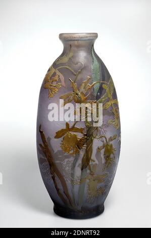 Emile Gallé, Vase Les Lumineuses mit einem Vers von Victor Hugo, Glas, überzogen, geätzt, geschnitten, Gesamt: Höhe: 43.00 cm; Breite: 20.50 cm, beschriftet: An der Wand: In Hochradierung: Gallé, Ornamentobjekte, Jugendstil, das Studium der ostasiatischen Glaskunst inspirierte den französischen Künstler Emile Gallé zu der Herstellung von Blitzglas, das heute eines der schönsten und wichtigsten Glasarbeiten des Jugendstils ist. Als Dekoration wählte der studierte Botaniker vor allem Motive aus der Pflanzenwelt aus und förderte so die reiche florale Ornamentik, die insgesamt charakteristisch für den französischen Jugendstil ist. Stockfoto