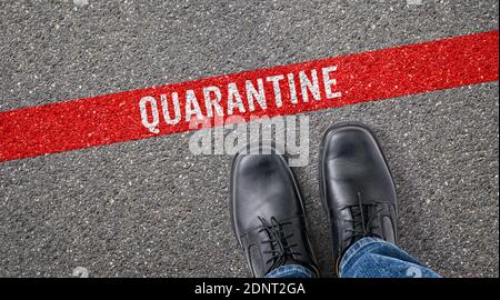 Rote Linie auf Asphalt - Quarantäne Stockfoto