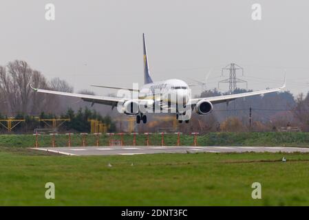 London Southend Airport, Essex, Großbritannien. Dezember 2020. Nachdem Ryanair die Flüge vom Londoner Flughafen Southend teilweise durch die zweite COVID 19-Sperre eingestellt hat, hat Ryanair heute die Flüge vom Flughafen Essex wieder aufgenommen, obwohl sich das Gebiet im Status „sehr hohe Alarmstufe 3“ befindet. Der erste Abflug war der 06:45-Flug nach Alicante in Spanien, mit dem Rückflug FR2185 (im Bild), der um 12:15 Uhr stark quer zurück landete Stockfoto