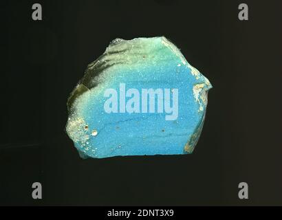 Fragment eines Gefäßes, Glas, gepresst, geschnitten, Gesamt: Höhe: 2.30 cm; Breite: 1.90 cm, Behälter, Lagerung, Küchenarbeit, frühkaiserliche Zeit, EINE leichte Krümmung des Glassfragments ermöglicht die Zuordnung zu einem Gefäß. Die Oberfläche des türkisfarbenen Glases ist abgeschrägt, so dass die darunter liegende grüne Schicht an einer Kante sichtbar ist. Aufgrund des aufwendigen Herstellungsprozesses und seiner Zerbrechlichkeit galt Glas als eines der Luxusgegenstände der Antike Stockfoto