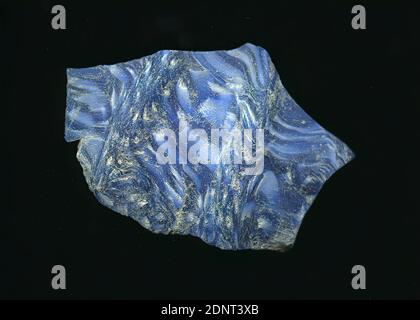 Fragment einer gerippten Schale, Glas, gepresst, geschnitten, Glas, Gesamt: Höhe: 4.7 cm; Breite: 6.9 cm, Trink- und Barware, Grabbeigaben, frühkaiserliche Zeit, römische Antike, das Glasfragment hat zwei Rippen und ist einem Gefäß zuzuordnen, wahrscheinlich einer gerippten Schale. Das Fragment ist dunkel und hellblau bis weiß marmoriert. Für die Herstellung wurden verschiedenfarbige Gläser zu Rohren und Stäben geformt. Diese wurden zusammengedrückt und erhitzt, was zu einer langen Stange führte. Das in Scheiben geschnittene Glas hatte verschiedene amorphe oder florale Muster. Stockfoto