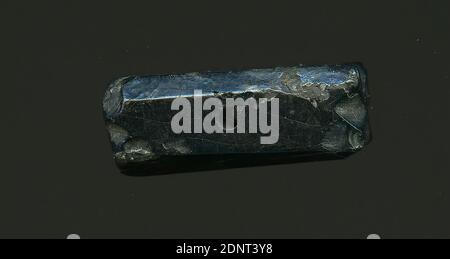 Fragment eines Gefäßes, Glas, gepresst, geschnitten, Gesamt: Höhe: 2.10 cm; Breite: 0.80 cm, frühimperiale Periode, das schwarz-braune Glassfragment ist längs rechteckig und hat kleinere Risse und ein Loch. Die Kanten sind geschliffen und auf jeder Stirnseite befindet sich ein Kreuz in das Glas geschnitten. Für die Herstellung wurden verschiedenfarbige Gläser zu Rohren und Stäben geformt. Diese wurden zusammengedrückt und erhitzt, was zu einer langen Stange führte. Das in Scheiben geschnittene Glas hatte verschiedene amorphe oder florale Muster. Mehrere dieser Platten wurden dann zusammengefaltet, wieder erhitzt und in die Behälterform gepresst. Stockfoto