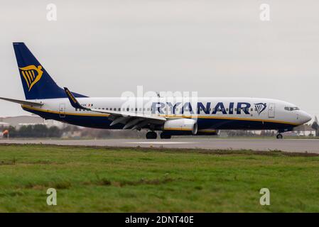 London Southend Airport, Essex, Großbritannien. Dezember 2020. Nachdem Ryanair die Flüge vom Londoner Flughafen Southend teilweise durch die zweite COVID 19-Sperre eingestellt hat, hat Ryanair heute die Flüge vom Flughafen Essex wieder aufgenommen, obwohl sich das Gebiet im Status „sehr hohe Alarmstufe 3“ befindet. Der erste Abflug war der 06:45 Flug nach Alicante in Spanien, mit dem Rückflug FR2185 (Bild rollt nach der Landung ein), der um 12:15 zurücklandete Stockfoto