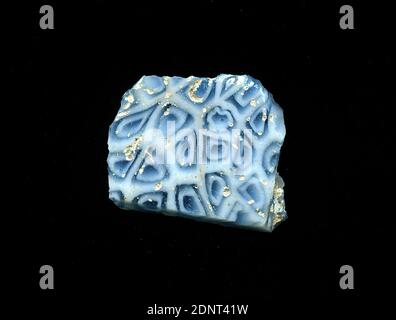 Fragment eines Gefäßes, Glas, gepresst, geschnitten, Gesamt: Höhe: 2.40 cm; Breite: 1.90 cm, frühimperiale Periode, eine leichte Krümmung des Glasfragmentes erlaubt die Zuordnung zu einem Gefäß, möglicherweise einer Schale. Mehrere polygonale blaue Formen mit blauen Rändern sind auf weißem Hintergrund sichtbar, die vermutlich Blumen bilden sollen. Für die Herstellung wurden verschiedenfarbige Gläser zu Rohren und Stäben geformt. Diese wurden zusammengedrückt und erhitzt, was zu einer langen Stange führte. Das Glas, jetzt in Scheiben geschnitten, hatte eine Vielzahl von amorphen oder floralen Mustern. Stockfoto
