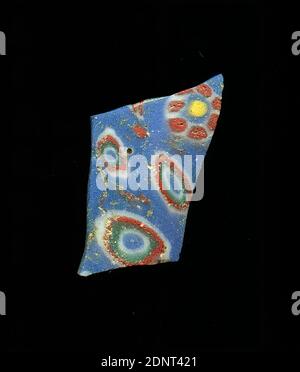 Fragment eines Gefäßes, Glas, millefiori-Technik, Gesamt: Höhe: 3.70 cm; Breite: 2.60 cm, Behälter, Lagerung, Küchenarbeit, florale Ornamente, frühkaiserliche Zeit, EINE leichte Krümmung des Glassfragmentes ermöglicht die Zuordnung zu einem Gefäß, möglicherweise einer Schüssel. Stockfoto