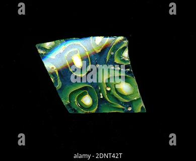 Fragment eines Gefäßes, Glas, millefiori-Technik, Gesamt: Höhe: 3.30 cm; Breite: 2.30 cm, Behälter, Lagerung, Küchenarbeit, Blumenschmuck, frühkaiserliche Zeit, EINE leichte Krümmung des Glassfragmentes ermöglicht die Zuordnung zu einem Gefäß, möglicherweise einer Schüssel. Auf einem blauen Hintergrund sind einige Blumen in der millefiori-Technik dargestellt. Sie bestehen aus einem weißen Punkt, um den sich eine gelbe Linie spiralförmig windet. Für die Herstellung wurden verschiedenfarbige Gläser zu Rohren und Stäben geformt. Diese wurden zusammengedrückt und erhitzt, was zu einer langen Stange führte. Stockfoto