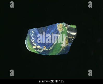 Fragment eines Gefäßes, Glas, gepresst, geschnitten, Gesamt: Höhe: 1.60 cm; Breite: 2.10 cm, Behälter, Lagerung, Küchenarbeit, frühkaiserliche Zeit, EINE leichte Krümmung des Glassfragments ermöglicht die Zuordnung zu einem Gefäß. Das Glas ist blau, grün und dunkelrot. Weiße Linien bedecken die Oberfläche. Für die Produktion wurden verschiedenfarbige Gläser verschmolzen und in Form gebracht. Aufgrund des aufwendigen Herstellungsprozesses und seiner Zerbrechlichkeit galt Glas als eines der Luxusgegenstände der Antike Stockfoto