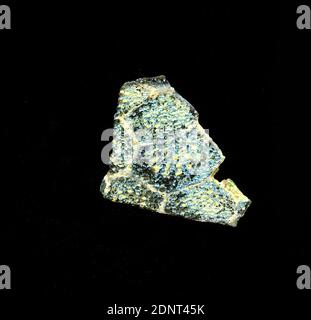 Fragment eines Gefäßes, Glas, millefiori-Technik, Gesamt: Höhe: 2.90 cm; Breite: 2.10 cm, Behälter, Lagerung, Küchenarbeit, florale Ornamente, frühe Kaiserzeit, EINE leichte Krümmung des stark verwitterten Glassfragments ermöglicht die Zuordnung zu einem Gefäß, möglicherweise einer Schale. Auf einem vermutlich violetten Hintergrund ist ein Gitter zu sehen, das an Waben erinnert, in dem kreisförmig angeordnete helle Punkte zu sehen sind. Für die Herstellung wurden verschiedenfarbige Gläser zu Rohren und Stäben geformt. Diese wurden zusammengedrückt und erhitzt, was zu einer langen Stange führte. Stockfoto