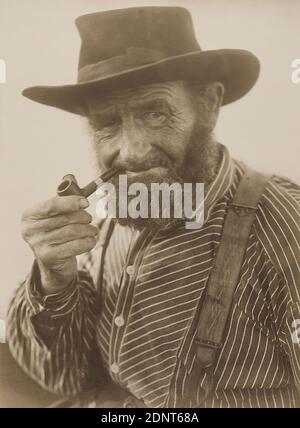 Rudolph Dührkoop, man with pipe, collodion paper matt, black and white positive process, image size: height: 20,40 cm; width: 15,00 cm, dry stamp: recto u. re: Dührkoop, 1908, stamp: verso u. on the box: inventory stamp of the State Picture Gallery Hamburg, portrait photography, portrait, national costume, regional costume, old man, tobacco pipe, work clothes Stock Photo