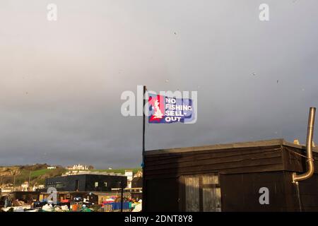 Hastings, East Sussex, Großbritannien. 18th Dezember 2020. Dunkle Wolken ziehen sich über dem Strand der Fischerboote, da die Fischereirechte immer noch ein Knackpunkt in den EU/Brexit-Verhandlungen sind. C.Clarke/Alamy Live News Stockfoto